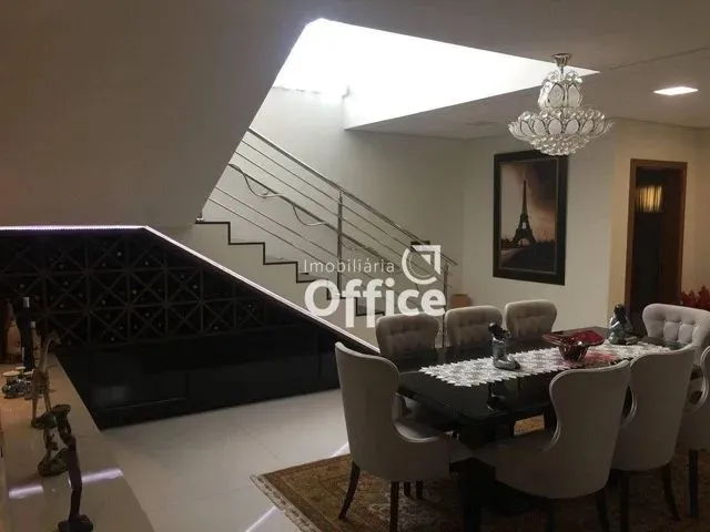 Imagem: A casa possui 4 Dormitórios, 4 Suítes, 2 Banheiros, 2