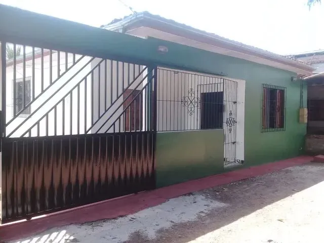 Imagem: A casa possui 3 Dormitórios, 1 Suíte, 2 Banheiros, 3