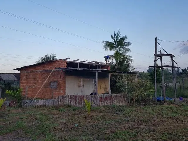 Imagem: A casa possui 2 Dormitórios, 1 Banheiro, 2 Vagas na