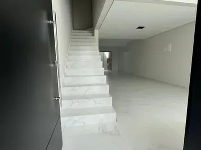 Imagem 4: Sobrado Moderno, 2 Suítes+1 Quarto, Piso Laminado, Área com Churrasqueira, Taboleiro