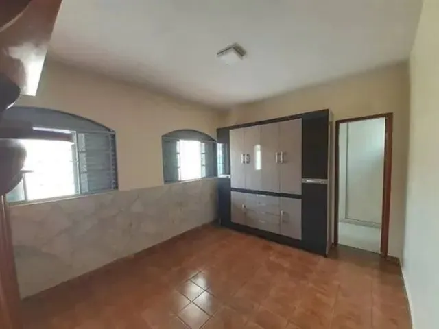 Imagem: Casa Grande com Piscina em Rua Publica