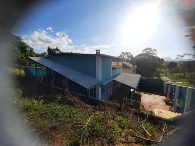 Imagem: A casa possui 3 Dormitórios, 3 Banheiros, 4 Vagas na