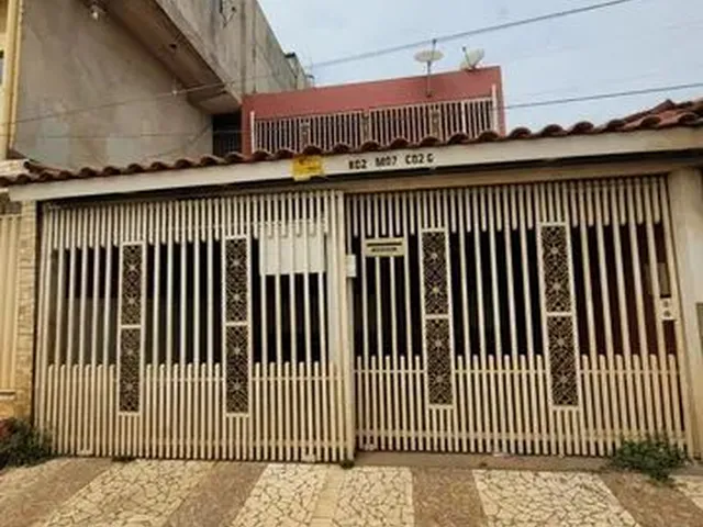 Imagem: A casa possui 3 Dormitórios, 2 Banheiros, 3 Vagas na