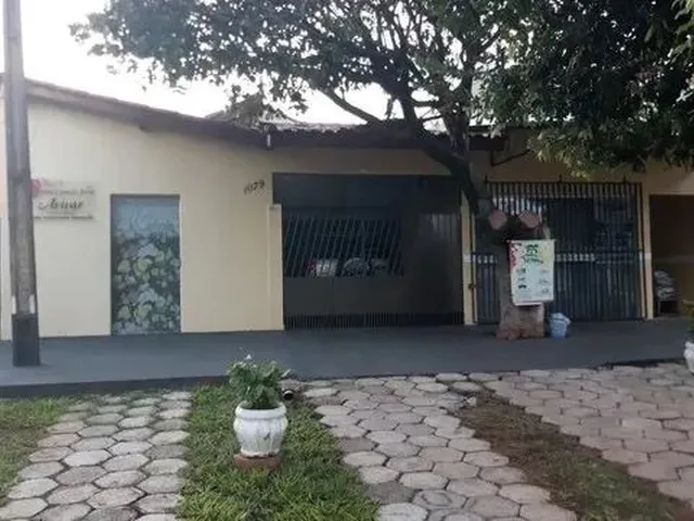 Imagem: A casa possui 3 Dormitórios, 2 Banheiros, 1 Vaga na