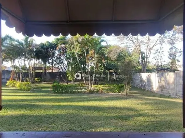 Imagem: A casa possui 3 Dormitórios, 4 Banheiros, 5 Vagas na