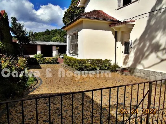 Imagem: Vendo Bela Casa com Piscina em Bairro Nobre