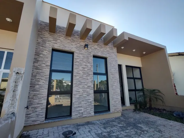 Imagem: Venda - Casas com 3 Dormitórios e Pátio