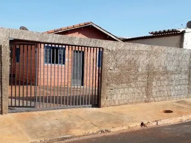 Imagem: A casa possui 2 Dormitórios, 1 Banheiro e está localizado