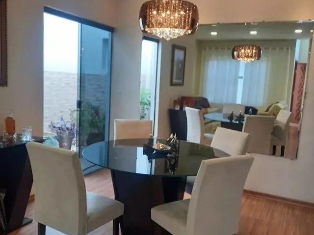 Imagem: A casa possui 3 Dormitórios, 1 Suíte, 2 Banheiros, 4
