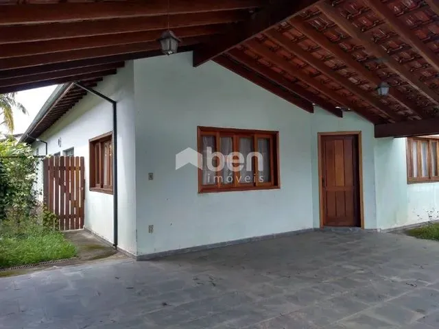 Imagem: A casa possui 4 Dormitórios, 1 Suíte, 4 Banheiros, 5