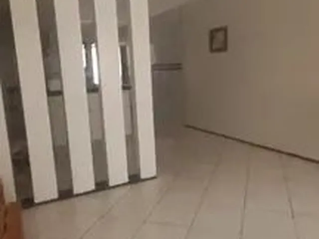 Imagem: A casa possui 5 Dormitórios, 3 Banheiros e está