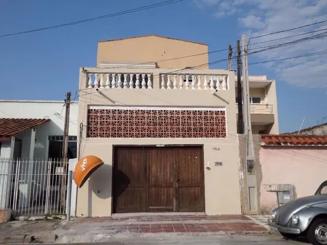 Imagem: A casa possui 3 Dormitórios, 4 Banheiros, 5 Vagas na