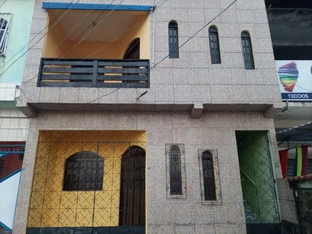 Imagem: A casa possui 3 Dormitórios, 2 Banheiros, 1 Vaga na