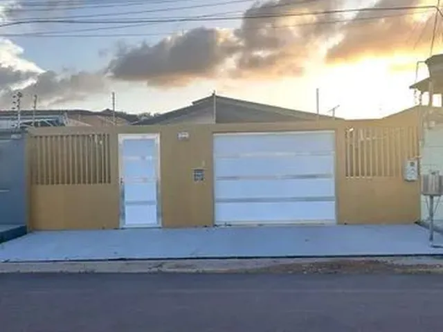Imagem: A casa possui 3 Dormitórios, 2 Banheiros, 2 Vagas na