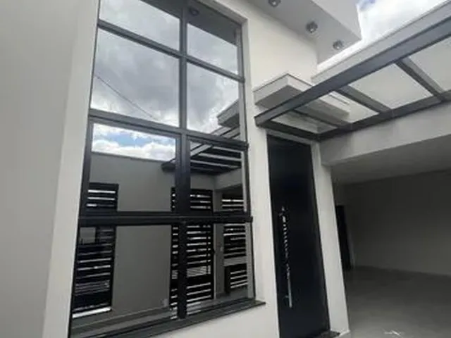 Imagem: A casa possui 3 Dormitórios, 1 Suíte, 3 Banheiros, 2