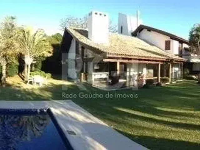 Imagem: A casa em condomínio possui 4 Dormitórios, 4 Suítes, 5