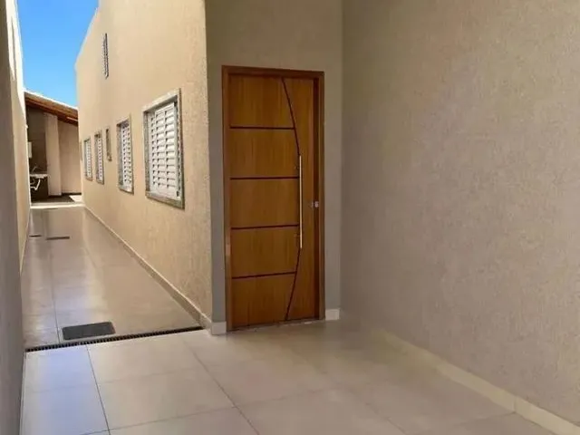 Imagem: A casa possui 2 Dormitórios, 1 Banheiro, 2 Vagas na