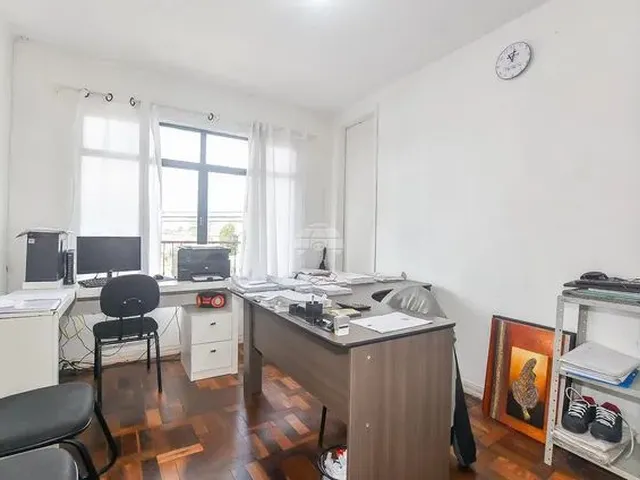 Imagem 5: Sobrado para Venda Tem 230 Metros Quadrados com 5 Quartos em Uberaba - Curitiba - Pr