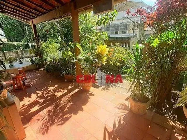 Imagem: Casa com 6 Dormitórios À Venda, 218 M²