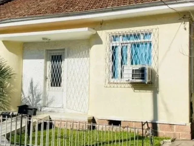 Imagem: A casa possui 2 Dormitórios, 1 Banheiro, 3 Vagas na