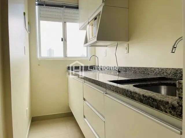 Imagem: O apartamento possui 1 Dormitório, 1 Banheiro, 1 Vaga na