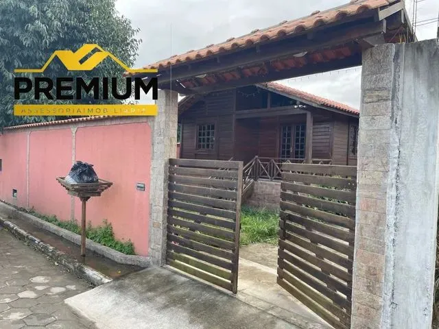 Imagem: A casa possui 2 Dormitórios, 2 Banheiros, 4 Vagas na