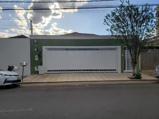 Imagem: A casa possui 4 Dormitórios, 1 Suíte, 2 Banheiros, 3