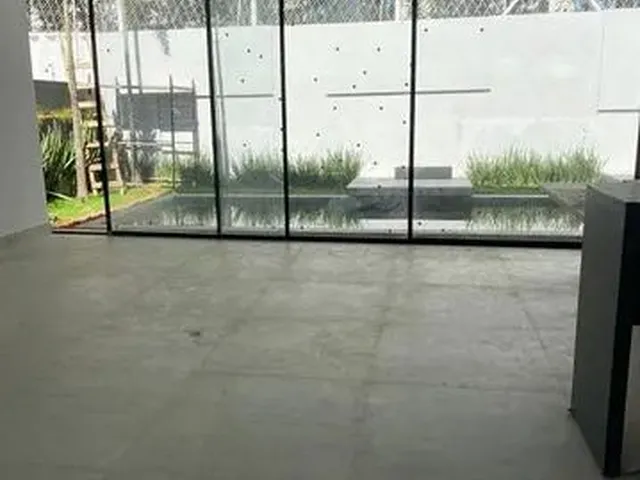 Imagem: A casa possui 3 Dormitórios, 2 Banheiros, 1 Vaga na