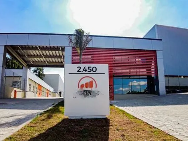 Imagem: O depósito possui 4 Banheiros, 5 Vagas na garagem, 993m²
