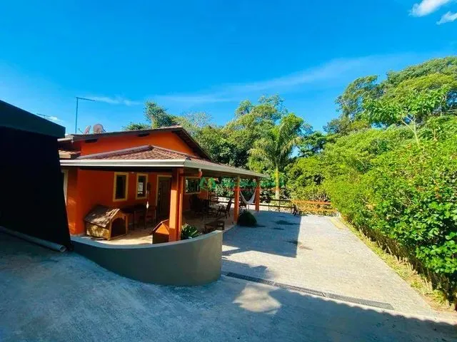 Imagem: A casa possui 3 Dormitórios, 1 Suíte, 2 Banheiros, 120m²