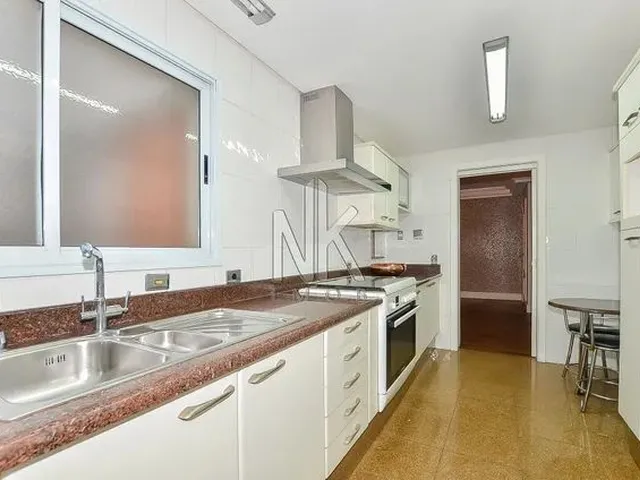 Imagem 7: Apartamento Amplo no Batel, 240M², 3 Suítes e 3 Vagas de Garagem, Amplo e Iluminado