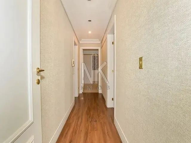 Imagem 9: Apartamento Amplo no Batel, 240M², 3 Suítes e 3 Vagas de Garagem, Amplo e Iluminado