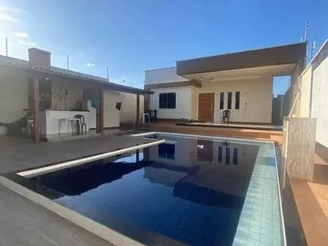 Imagem: A casa possui 2 Dormitórios, 3 Banheiros e está