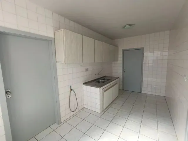 Imagem 2: Apartamento com 4 Quartos para Alugar por R$ 2600.00, 180.00 M2 - Centro - Curitiba/Pr
