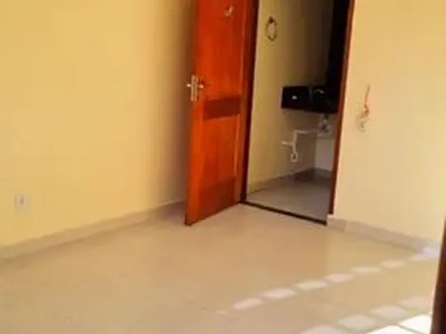 Imagem: A casa possui 3 Dormitórios, 2 Banheiros, 2 Vagas na