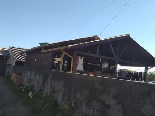 Imagem: A casa possui 2 Dormitórios, 1 Banheiro, 2 Vagas na