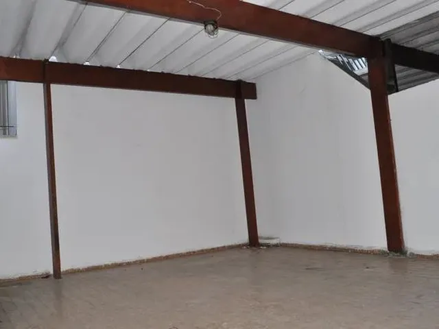 Imagem: A casa possui 3 Dormitórios, 2 Banheiros, 2 Vagas na