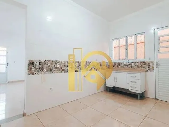 Imagem: A casa possui 1 Dormitório, 1 Banheiro, 2 Vagas na