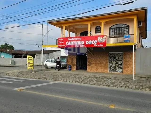 Imagem: A casa possui 4 Dormitórios, 1 Suíte, 2 Banheiros, 1 Vaga