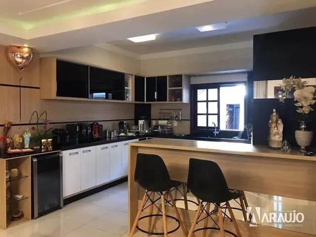 Imagem 16: Casa com Piscina Mobiliada e Equipada com 1 Suíte e 3 Dormitórios no Bairro Cordeiros