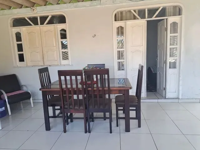 Imagem: A casa possui 2 Dormitórios, 1 Banheiro, 2 Vagas na