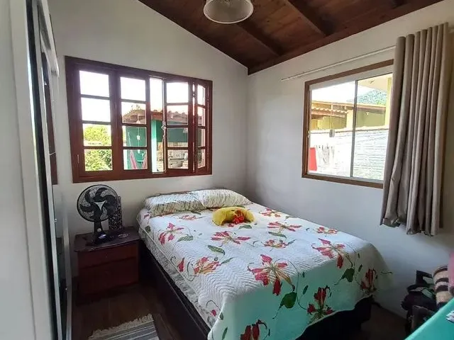 Imagem: A casa possui 2 Dormitórios, 1 Banheiro, 4 Vagas na