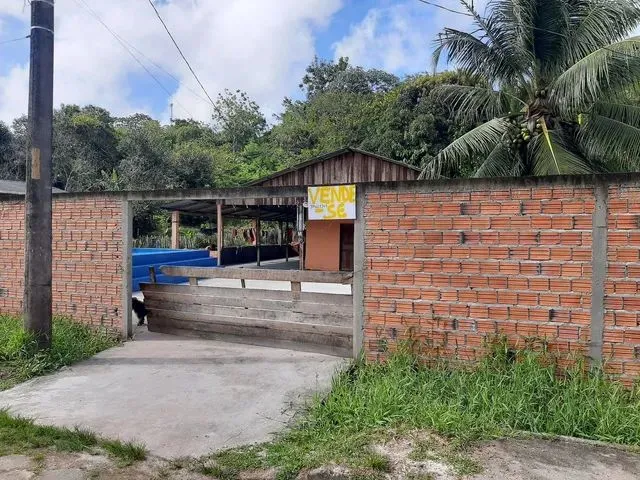 Imagem: A casa possui 4 Dormitórios, 1 Banheiro, 2 Vagas na