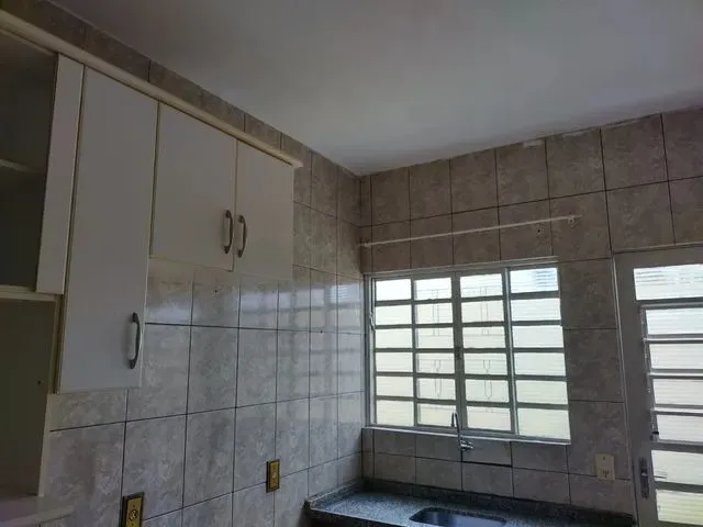 Imagem: A casa possui 3 Dormitórios, 2 Banheiros, 2 Vagas na