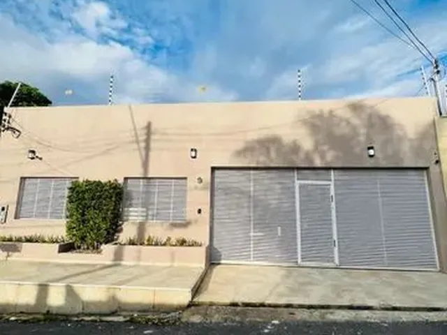 Imagem: Casa em Rua Pública Localizado no Bairro