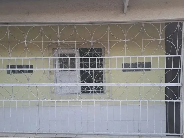 Imagem: A casa possui 2 Dormitórios, 1 Banheiro e está localizado