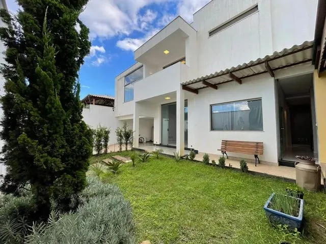 Imagem 1: Excelente Casa Duplex com 5 Quartos, 1 Suíte, Varanda e 4 Vagas no Bairro Trevo
