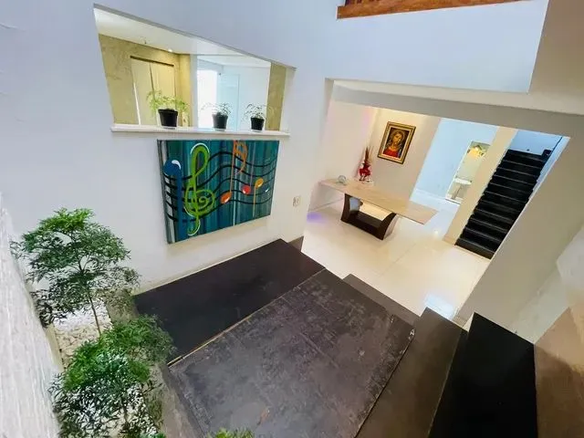 Imagem 3: Excelente Casa Duplex com 5 Quartos, 1 Suíte, Varanda e 4 Vagas no Bairro Trevo