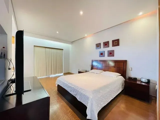 Imagem 2: Excelente Casa Duplex com 5 Quartos, 1 Suíte, Varanda e 4 Vagas no Bairro Trevo