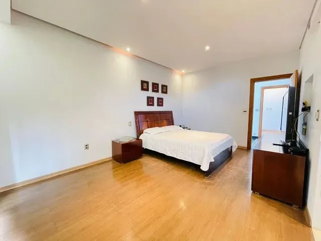 Imagem 6: Excelente Casa Duplex com 5 Quartos, 1 Suíte, Varanda e 4 Vagas no Bairro Trevo